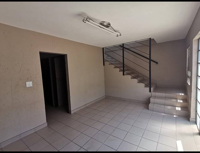 342M² WAREHOUSE TO LET IN POMONA